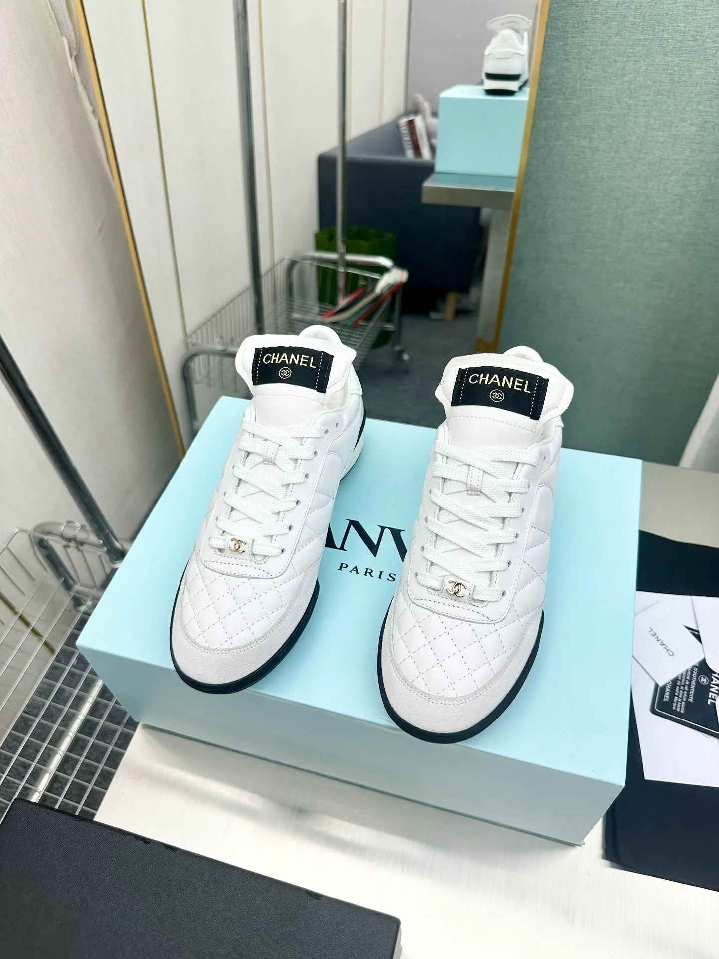 👟👟Ex-factory price 520 👟👟 CHANEL Chanel thick-soled panda sneakers Panda biscuit shoes Chanel 2023ss popular panda shoes 🐼Colorful thick-soled casual sports shoes sneakers The counter is synchronized The counter is very popular Very difficult to buy a shoe The most popular thick-soled panda shoes on the Internet It can be imagined that small fragrance control can not miss it, both appearance and comfort coexist. Simple and versatile white shoes. The thick sole increases height and is super versatile. You can wear it with your eyes closed😍Whoever wears it will look better. Upper: calfskin. Lining: imported sheepskin lining. Outsole: TPU original outsole. Size: 35-40 (41 42 customized.
